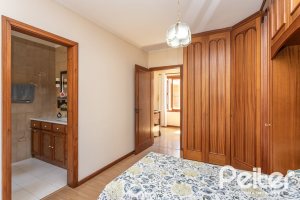 Casa à venda com 329m², 5 dormitórios, 3 suítes, 4 vagas, no bairro Vila Assunção em Porto Alegre