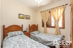 Casa à venda com 329m², 5 dormitórios, 3 suítes, 4 vagas, no bairro Vila Assunção em Porto Alegre