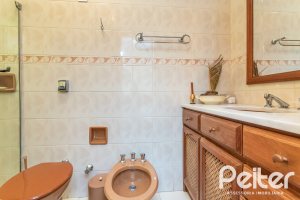 Casa à venda com 329m², 5 dormitórios, 3 suítes, 4 vagas, no bairro Vila Assunção em Porto Alegre