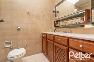 Casa à venda com 329m², 5 dormitórios, 3 suítes, 4 vagas, no bairro Vila Assunção em Porto Alegre