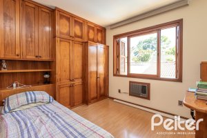 Casa à venda com 329m², 5 dormitórios, 3 suítes, 4 vagas, no bairro Vila Assunção em Porto Alegre