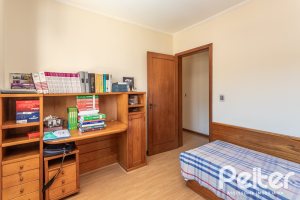 Casa à venda com 329m², 5 dormitórios, 3 suítes, 4 vagas, no bairro Vila Assunção em Porto Alegre