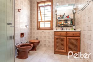 Casa à venda com 329m², 5 dormitórios, 3 suítes, 4 vagas, no bairro Vila Assunção em Porto Alegre