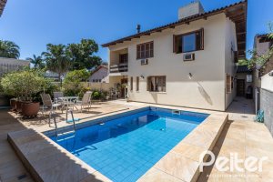 Casa à venda com 329m², 5 dormitórios, 3 suítes, 4 vagas, no bairro Vila Assunção em Porto Alegre