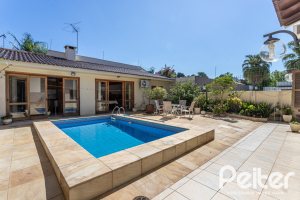 Casa à venda com 329m², 5 dormitórios, 3 suítes, 4 vagas, no bairro Vila Assunção em Porto Alegre