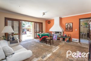 Casa à venda com 215m², 3 dormitórios, 1 suíte, 4 vagas, no bairro Tristeza em Porto Alegre