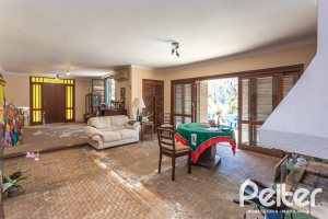 Casa à venda com 215m², 3 dormitórios, 1 suíte, 4 vagas, no bairro Tristeza em Porto Alegre