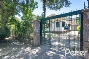 Casa à venda com 215m², 3 dormitórios, 1 suíte, 4 vagas, no bairro Tristeza em Porto Alegre