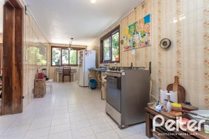 Casa à venda com 215m², 3 dormitórios, 1 suíte, 4 vagas, no bairro Tristeza em Porto Alegre