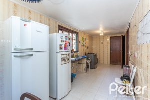 Casa à venda com 215m², 3 dormitórios, 1 suíte, 4 vagas, no bairro Tristeza em Porto Alegre