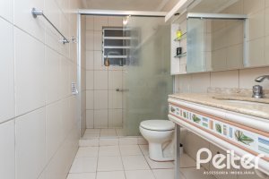 Casa à venda com 215m², 3 dormitórios, 1 suíte, 4 vagas, no bairro Tristeza em Porto Alegre