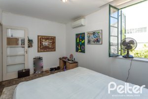 Casa à venda com 215m², 3 dormitórios, 1 suíte, 4 vagas, no bairro Tristeza em Porto Alegre