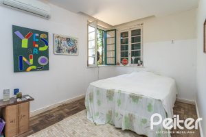 Casa à venda com 215m², 3 dormitórios, 1 suíte, 4 vagas, no bairro Tristeza em Porto Alegre