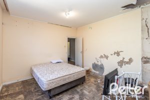 Casa à venda com 215m², 3 dormitórios, 1 suíte, 4 vagas, no bairro Tristeza em Porto Alegre