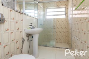 Casa à venda com 215m², 3 dormitórios, 1 suíte, 4 vagas, no bairro Tristeza em Porto Alegre