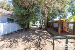 Casa à venda com 215m², 3 dormitórios, 1 suíte, 4 vagas, no bairro Tristeza em Porto Alegre