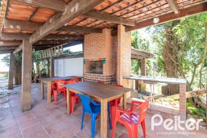 Casa à venda com 215m², 3 dormitórios, 1 suíte, 4 vagas, no bairro Tristeza em Porto Alegre