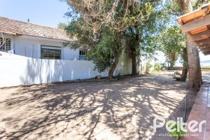 Casa à venda com 215m², 3 dormitórios, 1 suíte, 4 vagas, no bairro Tristeza em Porto Alegre