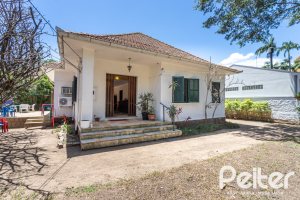 Casa à venda com 215m², 3 dormitórios, 1 suíte, 4 vagas, no bairro Tristeza em Porto Alegre