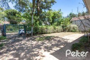 Casa à venda com 215m², 3 dormitórios, 1 suíte, 4 vagas, no bairro Tristeza em Porto Alegre