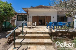 Casa à venda com 215m², 3 dormitórios, 1 suíte, 4 vagas, no bairro Tristeza em Porto Alegre