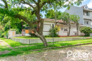 Casa à venda com 183m², 2 dormitórios, 1 vaga, no bairro Vila Assunção em Porto Alegre