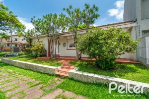 Casa à venda com 183m², 2 dormitórios, 1 vaga, no bairro Vila Assunção em Porto Alegre