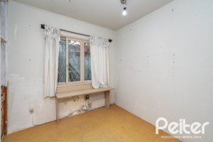 Casa à venda com 183m², 2 dormitórios, 1 vaga, no bairro Vila Assunção em Porto Alegre