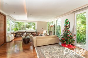 Casa à venda com 547m², 4 dormitórios, 4 suítes, 4 vagas, no bairro Vila Assunção em Porto Alegre