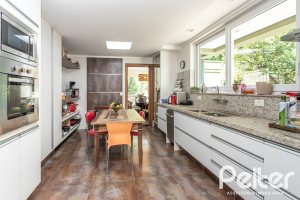 Casa à venda com 547m², 4 dormitórios, 4 suítes, 4 vagas, no bairro Vila Assunção em Porto Alegre