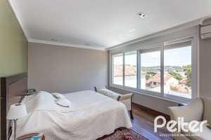 Casa à venda com 547m², 4 dormitórios, 4 suítes, 4 vagas, no bairro Vila Assunção em Porto Alegre