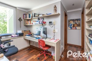 Casa à venda com 547m², 4 dormitórios, 4 suítes, 4 vagas, no bairro Vila Assunção em Porto Alegre