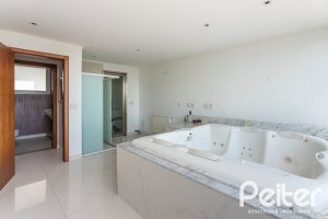 Casa à venda com 547m², 4 dormitórios, 4 suítes, 4 vagas, no bairro Vila Assunção em Porto Alegre