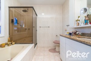 Casa à venda com 291m², 3 dormitórios, 1 suíte, 2 vagas, no bairro Ipanema em Porto Alegre