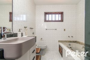 Casa à venda com 291m², 3 dormitórios, 1 suíte, 2 vagas, no bairro Ipanema em Porto Alegre