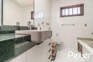 Casa à venda com 291m², 3 dormitórios, 1 suíte, 2 vagas, no bairro Ipanema em Porto Alegre