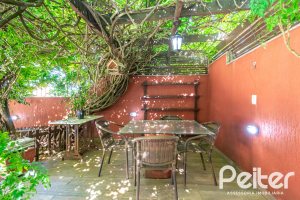 Casa à venda com 291m², 3 dormitórios, 1 suíte, 2 vagas, no bairro Ipanema em Porto Alegre