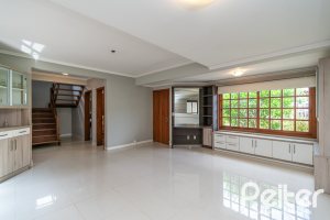 Casa à venda com 182m², 3 dormitórios, 1 suíte, 4 vagas, no bairro Espírito Santo em Porto Alegre