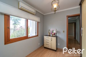 Casa à venda com 182m², 3 dormitórios, 1 suíte, 4 vagas, no bairro Espírito Santo em Porto Alegre