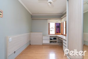 Casa à venda com 182m², 3 dormitórios, 1 suíte, 4 vagas, no bairro Espírito Santo em Porto Alegre