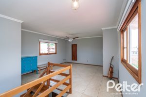 Casa à venda com 182m², 3 dormitórios, 1 suíte, 4 vagas, no bairro Espírito Santo em Porto Alegre