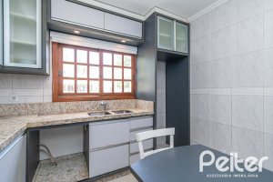 Casa à venda com 182m², 3 dormitórios, 1 suíte, 4 vagas, no bairro Espírito Santo em Porto Alegre