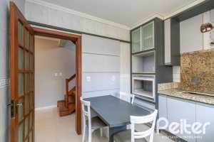 Casa à venda com 182m², 3 dormitórios, 1 suíte, 4 vagas, no bairro Espírito Santo em Porto Alegre