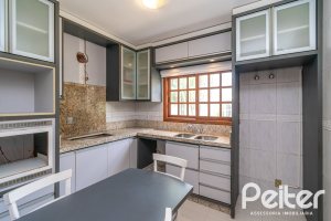 Casa à venda com 182m², 3 dormitórios, 1 suíte, 4 vagas, no bairro Espírito Santo em Porto Alegre