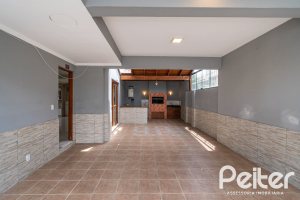 Casa à venda com 182m², 3 dormitórios, 1 suíte, 4 vagas, no bairro Espírito Santo em Porto Alegre