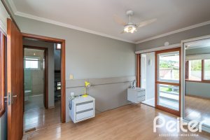 Casa à venda com 182m², 3 dormitórios, 1 suíte, 4 vagas, no bairro Espírito Santo em Porto Alegre