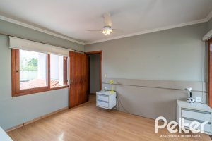 Casa à venda com 182m², 3 dormitórios, 1 suíte, 4 vagas, no bairro Espírito Santo em Porto Alegre