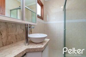 Casa à venda com 182m², 3 dormitórios, 1 suíte, 4 vagas, no bairro Espírito Santo em Porto Alegre
