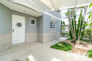 Casa à venda com 182m², 3 dormitórios, 1 suíte, 4 vagas, no bairro Espírito Santo em Porto Alegre