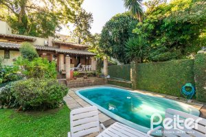 Casa à venda com 527m², 3 dormitórios, 1 suíte, 4 vagas, no bairro Jardim Isabel em Porto Alegre